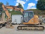 une photo d'un engin de chantier garé sur un parking