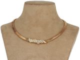 un collier en or et diamants autour du cou d'un mannequin