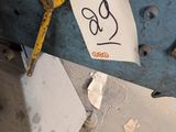 une machine bleue qui se trouve dans une pièce