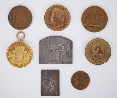 une image représentant une collection de pièces de monnaie et une médaille posées sur un fond blanc