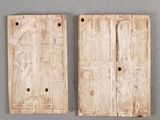 deux morceaux de bois percés de trous, posés sur une surface grise