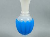 un vase bleu et blanc posé sur une table