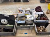 de nombreuses boîtes contenant divers objets, posées par terre