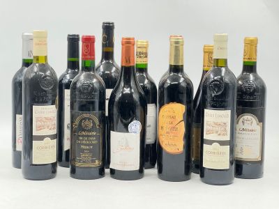 plusieurs bouteilles de vin sont alignées sur une surface blanche