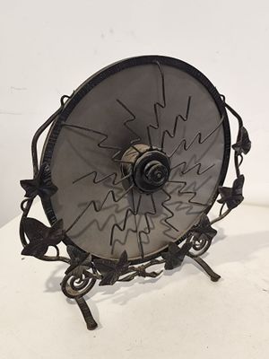 un objet métallique posé sur une surface blanche