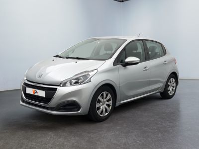 La voiture argentée est garée dans le garage de l'immeuble.