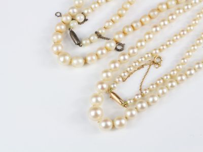 Collier de 86 perles de culture blanche, en chute, fermoir o…