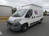 une camionnette blanche garée dans un parking