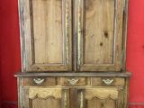 un vieux meuble en bois avec deux portes et deux tiroirs