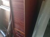 un grand meuble en bois dans le coin d'une pièce