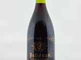 une bouteille de vin posée sur une table