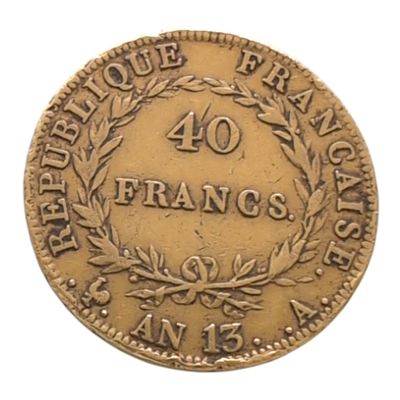 Gros plan sur une pièce d'or ornée d'une couronne.