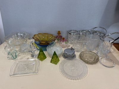 une table sur laquelle se trouvent de nombreux objets en verre