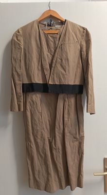 une robe marron suspendue à un cintre dans une pièce