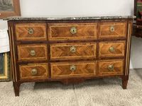 Commode cinq tiroirs sur 3 rangs en placage de bois indigène… (photo 2)