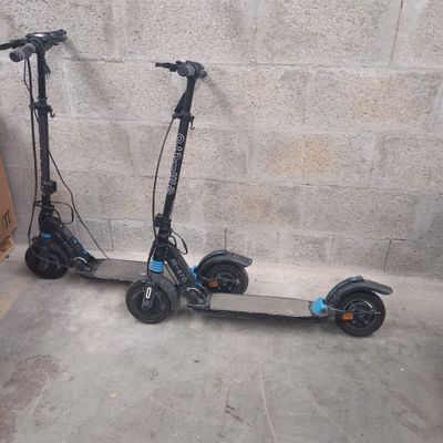 deux scooters garés l'un à côté de l'autre