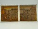 deux vieilles photos d'un bâtiment accrochées au mur