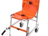 un gros plan d'une chaise orange à roulettes sur fond blanc