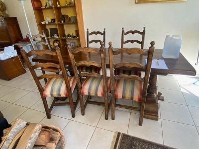 Table longue dite de monastère et suite de 6 chaises tapissé…