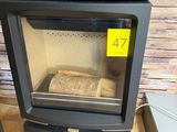 une cheminée avec des bûches dans un magasin