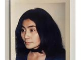une photo Polaroid d'une femme aux longs cheveux noirs