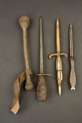 Plusieurs types d'armes sont exposés sur un fond noir