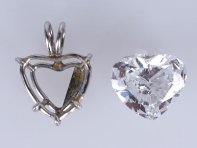 une paire de pendentifs en diamant en forme de cœur sur fond blanc