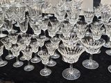 beaucoup de verres à vin vides sur une table