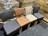 Plusieurs chaises sont alignées en rang dans un entrepôt