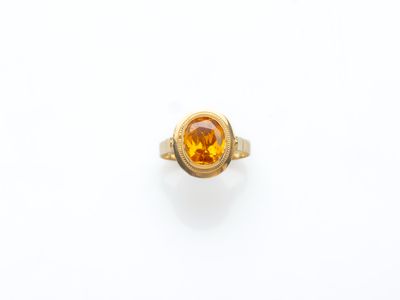 un gros plan d'une bague sertie d'une citrine