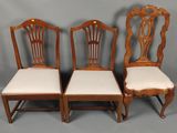 trois chaises de salle à manger anciennes avec assise et dossier rembourrés