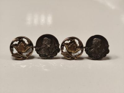 gros plan d'une paire de boucles d'oreilles sur une surface blanche