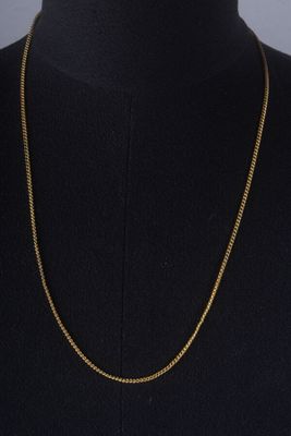 un collier à chaîne en or sur un mannequin mannequin mannequin mannequin mannequin mannequin mannequin mannequin mannequin mannequin
