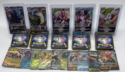 une pile de cartes Pokémon empilées les unes sur les autres