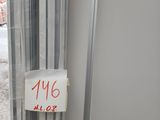 une affiche sur la porte d'un immeuble indiquant « 4 00 »