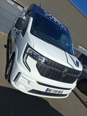 une camionnette blanche garée devant un bâtiment