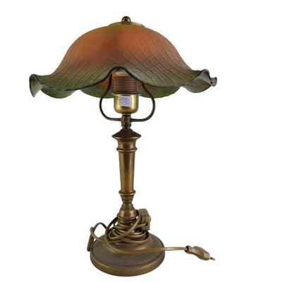 une lampe posée sur une table