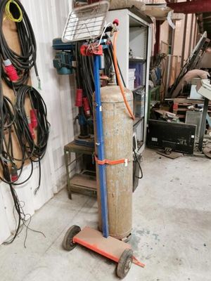 une photo d'un propanent dans un garage