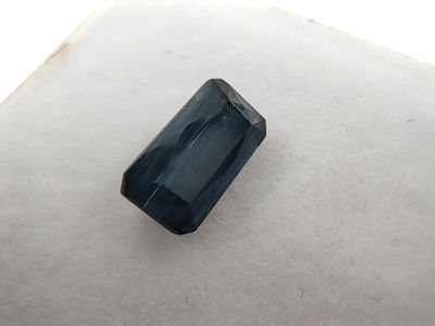 gros plan d'un saphir bleu sur une surface blanche