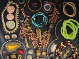 de nombreux colliers et bracelets différents disposés sur une table