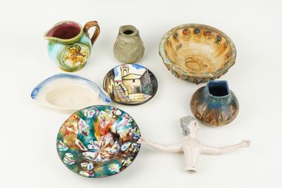 de nombreuses pièces de poterie différentes posées sur une table
