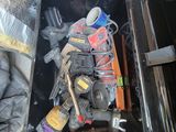 une boîte noire posée par terre, contenant des outils
