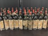 plusieurs bouteilles de vin sont alignées sur une table