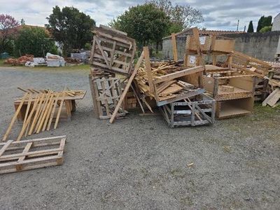 une pile de palettes en bois posée sur un parking