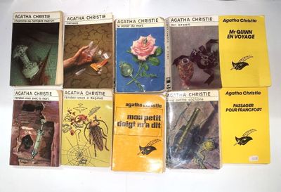 un grand nombre de livres posés sur une table