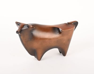 sculpture d'une vache en bois sur fond blanc