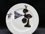 une assiette en noir et blanc sur laquelle est représenté un homme