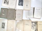 beaucoup de vieux livres posés ensemble sur la table