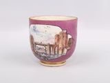 une tasse violette sur laquelle est représentée une ville