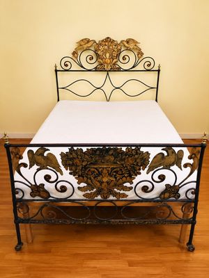 un lit recouvert d'un drap blanc